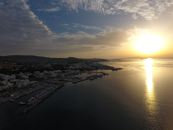 Le port et le village de Paros au coucher du soleil